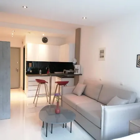 Syntagma Nest *